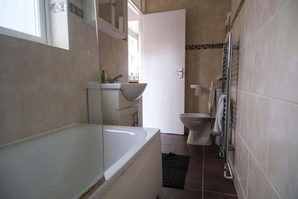 4 Bedroom House In Turnpike Lane/Wood Green Londra Exterior foto