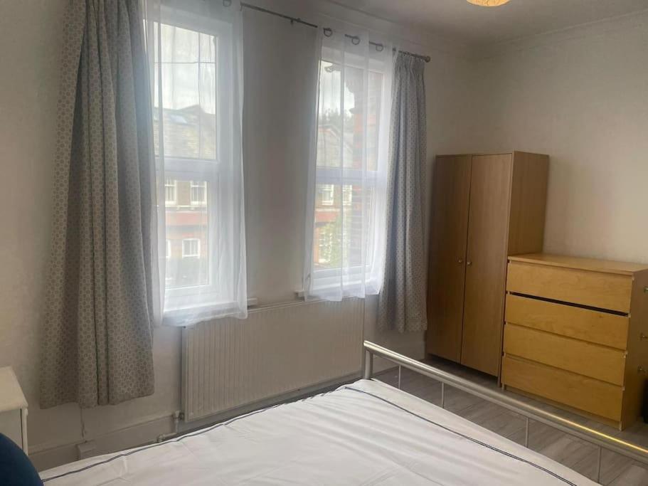 4 Bedroom House In Turnpike Lane/Wood Green Londra Exterior foto