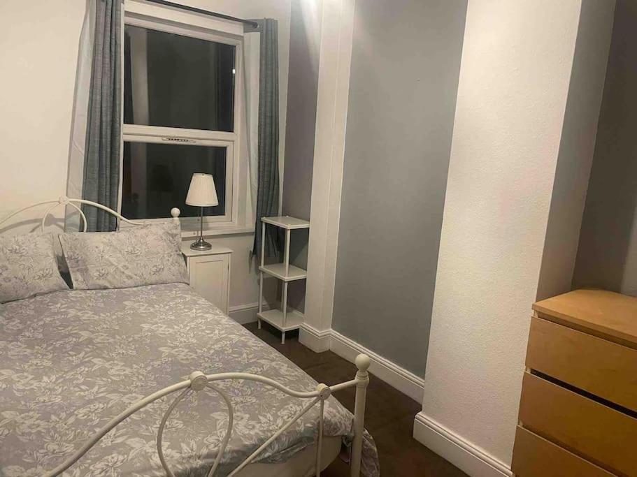 4 Bedroom House In Turnpike Lane/Wood Green Londra Exterior foto