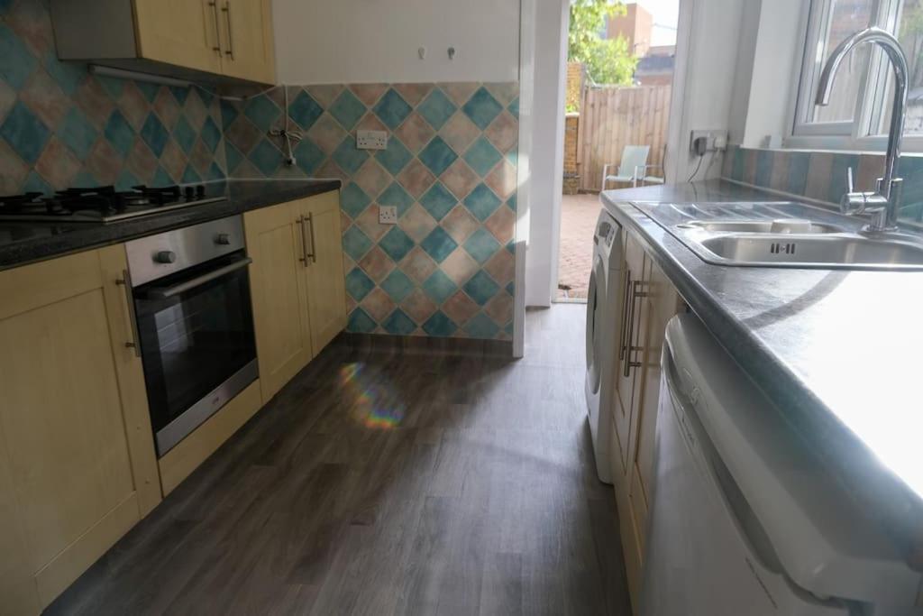 4 Bedroom House In Turnpike Lane/Wood Green Londra Exterior foto