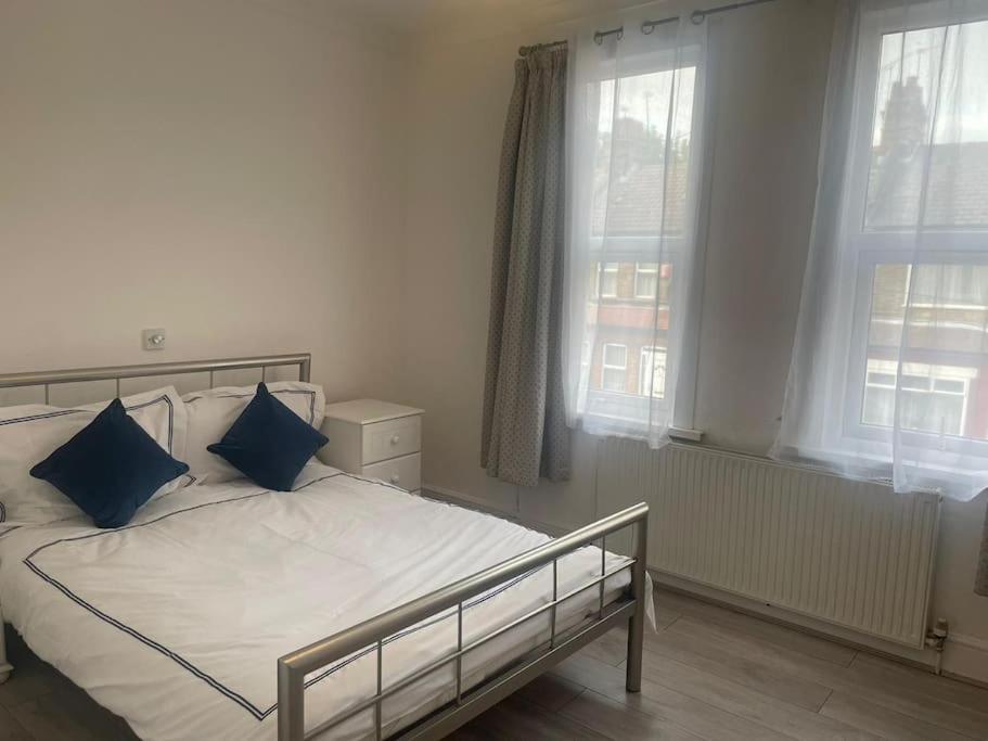 4 Bedroom House In Turnpike Lane/Wood Green Londra Exterior foto