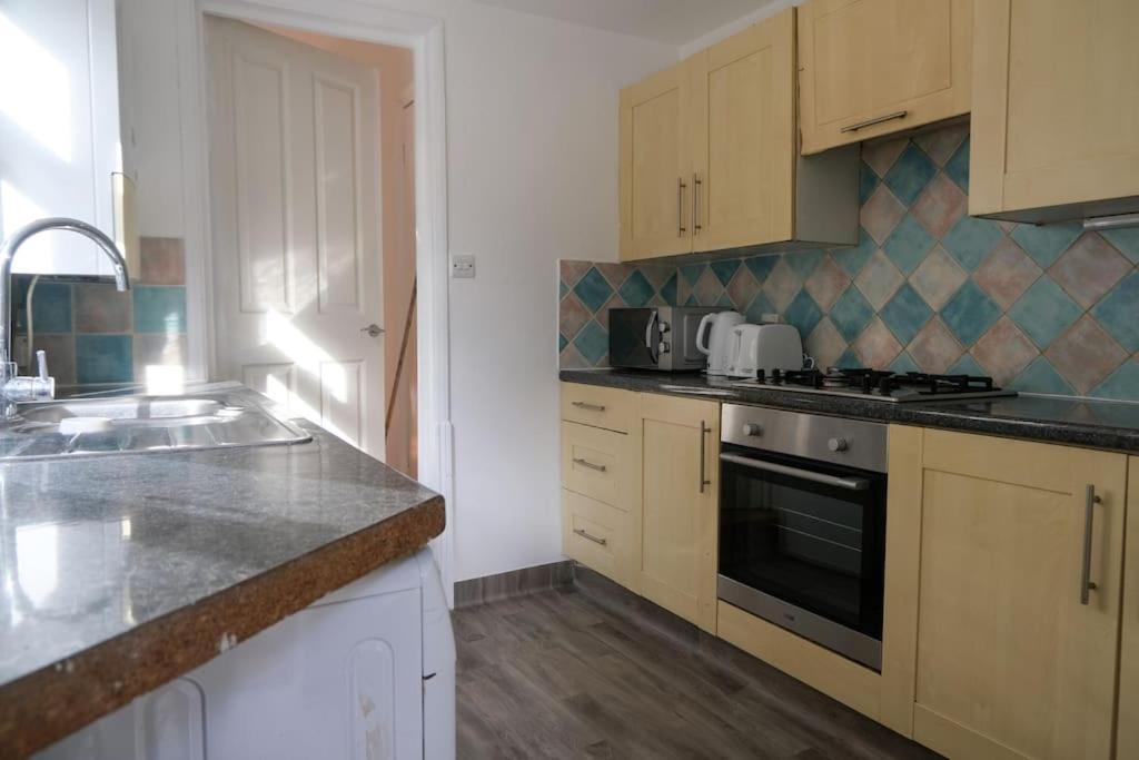 4 Bedroom House In Turnpike Lane/Wood Green Londra Exterior foto