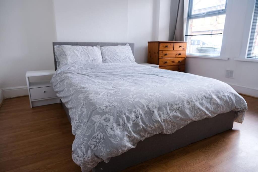 4 Bedroom House In Turnpike Lane/Wood Green Londra Exterior foto
